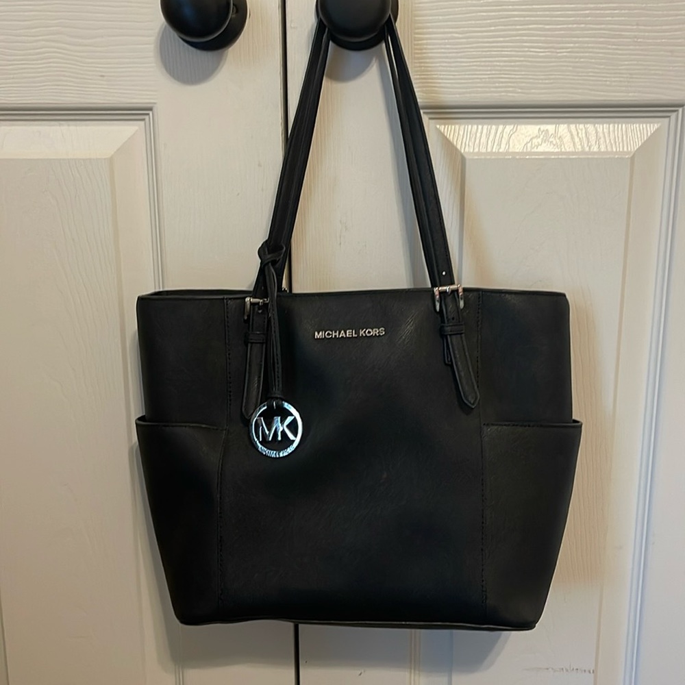 Black Michael Kors purse / excellent condition